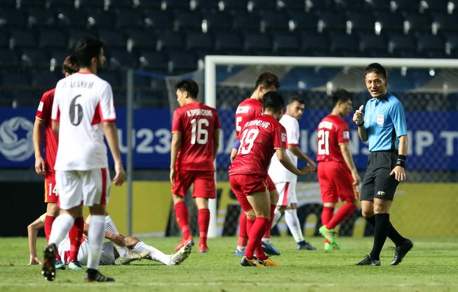 Trọng tài dọa "rút thẻ đỏ" với Quang Hải, fan U23 Việt Nam hú hồn - 4