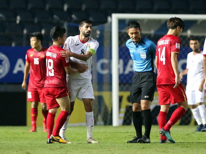 Trọng tài dọa "rút thẻ đỏ" với Quang Hải, fan U23 Việt Nam hú hồn - 6