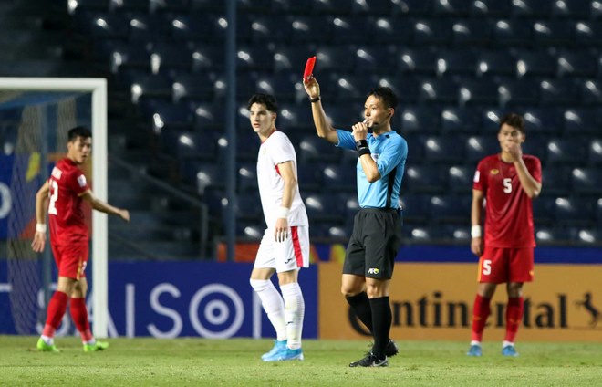 Trọng tài dọa "rút thẻ đỏ" với Quang Hải, fan U23 Việt Nam hú hồn - 7