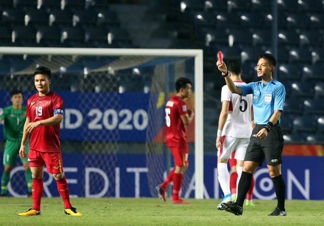 Trọng tài dọa "rút thẻ đỏ" với Quang Hải, fan U23 Việt Nam hú hồn - 8