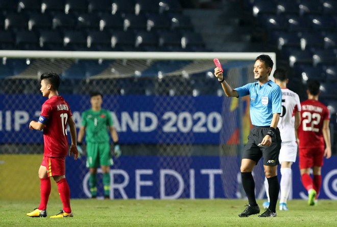 Trọng tài dọa "rút thẻ đỏ" với Quang Hải, fan U23 Việt Nam hú hồn - 9