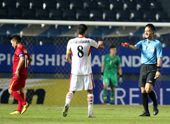 Trọng tài dọa "rút thẻ đỏ" với Quang Hải, fan U23 Việt Nam hú hồn - 10