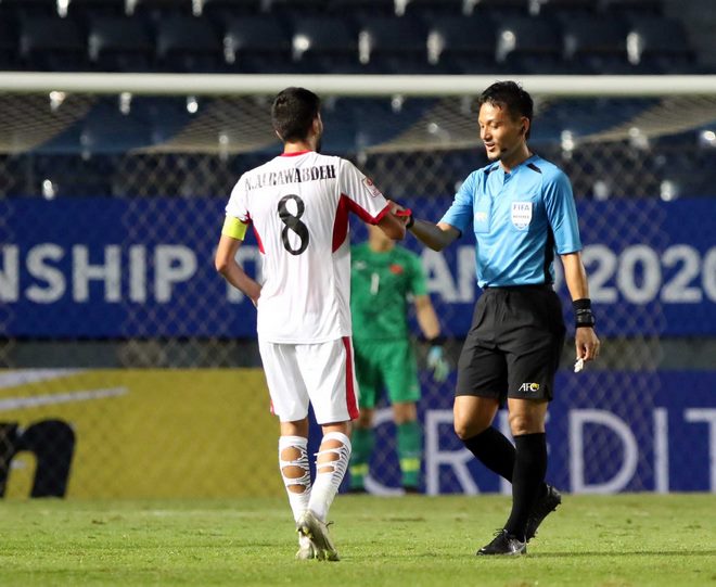 Trọng tài dọa "rút thẻ đỏ" với Quang Hải, fan U23 Việt Nam hú hồn - 11