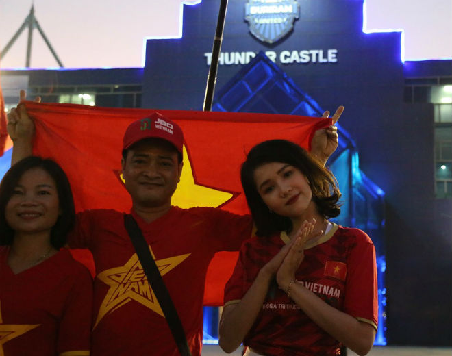 U23 Việt Nam so tài Jordan: Ngất ngây dàn fan nữ xinh khuấy động Buriram - 1