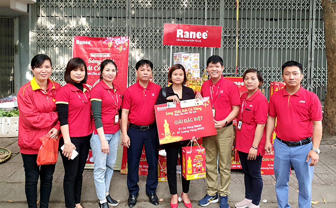 Chị Nguyễn Thị Hoàn – một trong các khách hàng may mắn trúng cá vàng Ranee 1 lượng vàng