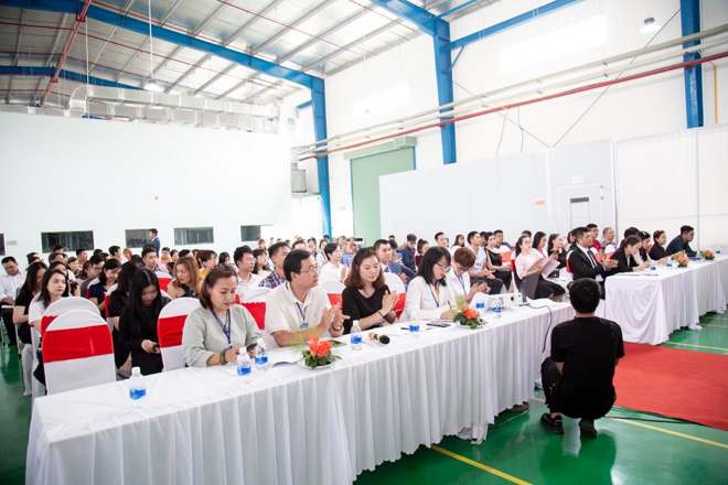 Các khách mời tham gia buổi họp báo công bố nhà máy sản xuất và gia công mỹ phẩm iFree Beauty đạt chuẩn cGMP