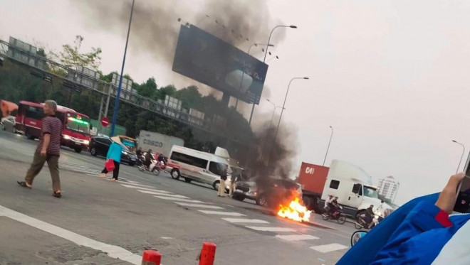 Sáng sớm 14-1, tại nút giao giữa đường dẫn cao tốc và tuyến Mai Chí Thọ (quận 2), xảy ra sự cố một xe máy cháy