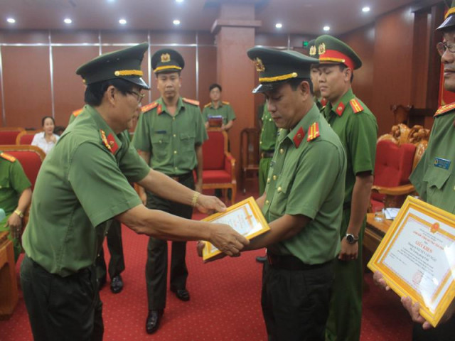 Pháp luật - Phó Giám đốc công an ngồi xe đi giao tiền cho nhóm bắt cóc