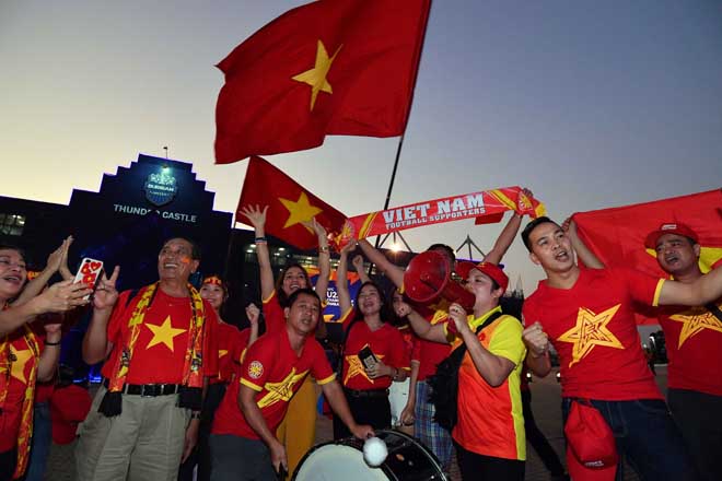 Trước khi trận đấu giữa U23 Việt Nam và U23 Jordan diễn ra khoảng 2 tiếng, nhóm cổ động viên Việt Nam khiến cho bầu không khi trước sân vận động Buriram sôi động hơn bao giờ hết.