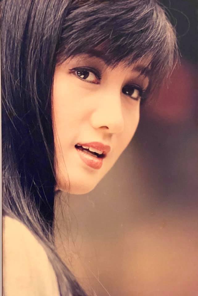 Trên trang cá nhân mới đây, Hiền Mai bất ngờ tung loạt hình ảnh thời thiếu nữ từng giấu kín. "Nữ hoàng ảnh lịch" đình đám một thời tỏ ra nhớ nhung khi tự gợi nhắc về quá khứ, thời hoàng kim của nhan sắc và sự nghiệp với dòng trạng thái: "Ngày xưa ơi..."