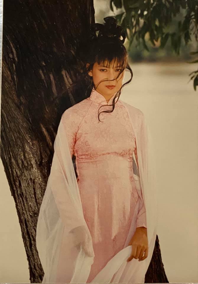 Nữ diễn viên là biểu tượng nhan sắc một thời khiến nhiều cô gái ao ước và ngưỡng mộ. Hình ảnh của Hiền Mai vào thời điểm cuối thập niên 1990 - đầu 2000 được phủ khắp, tên tuổi được nhiều người yêu mến.