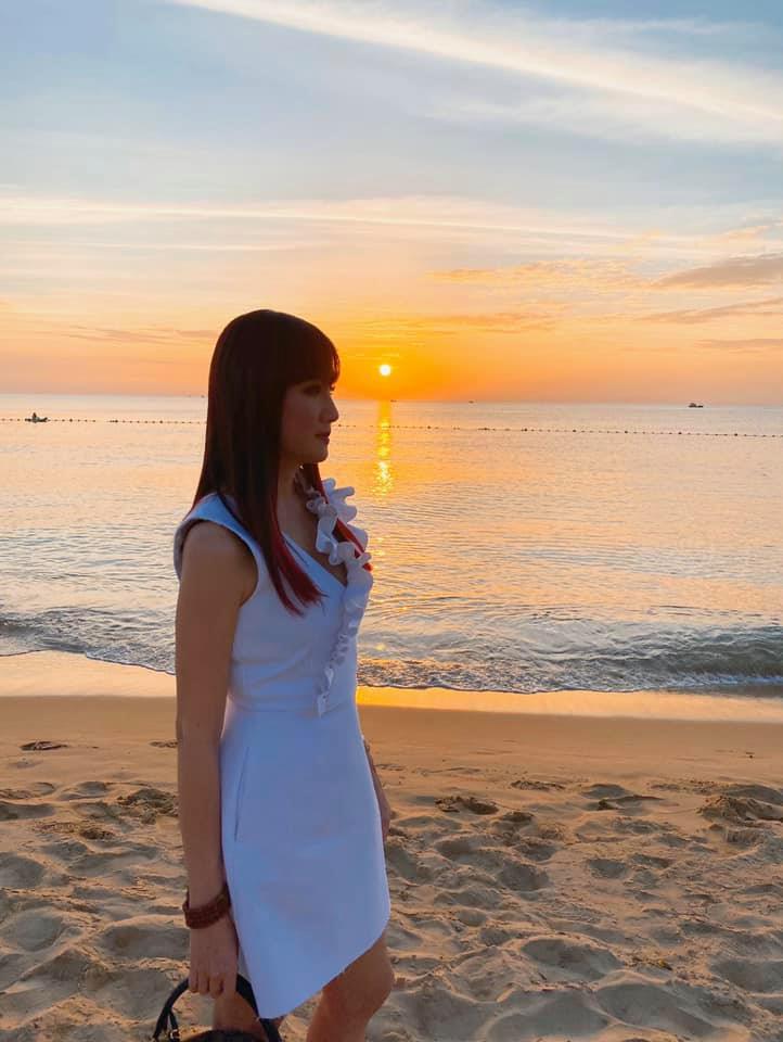 Cũng như bao người phụ nữ khác, nữ diễn viên cho biết, khi không đi show, cô dành toàn bộ thời gian để chăm sóc cho gia đình nhỏ. Cô cũng dành thời gian đi du lịch cùng gia đình để hâm nóng tình cảm. "Tôi tiết chế bản tính ham chơi của mình để có thể chu toàn được nhiệm vụ làm mẹ, làm vợ" - Hiền Mai chia sẻ.