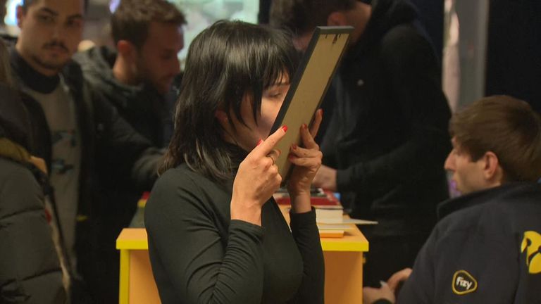 Katerina Gaponenko, vợ phi công&nbsp;Volodymyr Gaponenko,&nbsp;hôn di ảnh chồng khi biết tin anh là 1 trong số 176 nạn nhân trên chuyến bay&nbsp;PS752 (Ảnh: Sky News)