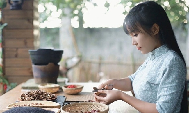 Blogger đăng tải thông tin này đã xóa bài đăng và lên tiếng xin lỗi. Tờ SCMP cho biết, Lý Tử Thất bác bỏ thông tin cô kiếm được 24 triệu USD/năm &#40;~555 tỷ đồng&#41;.&nbsp;