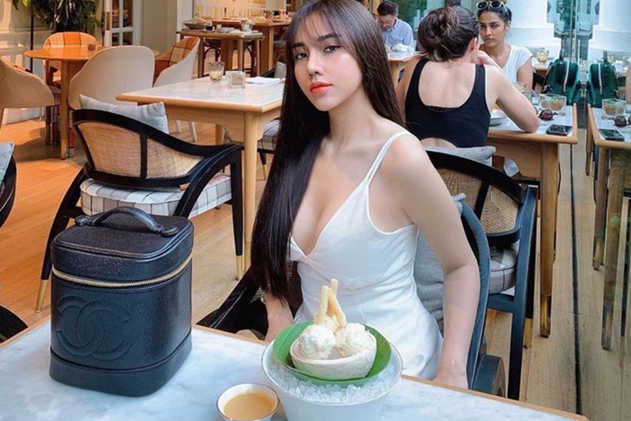 Nữ cổ động viên sexy "gây sốt" trên khán đài trận Việt Nam - Jordan là ai? - 8