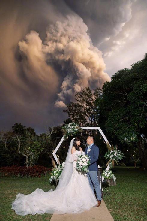 Bộ ảnh cưới dưới cột tro núi lửa để đời của cặp đôi người Philippines.
