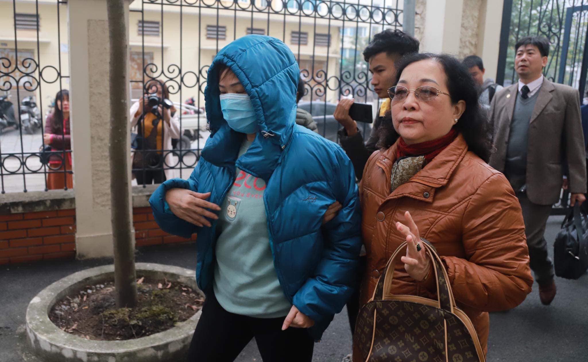 Bị cáo Nguyễn Bích Quy bịt kín mặt khi đến phiên xét xử sáng cùng ngày (Ảnh: Hoàn Như)
