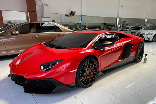 Siêu xe Lamborghini Aventador được chủ nhân thay đổi màu sắc mới - 1