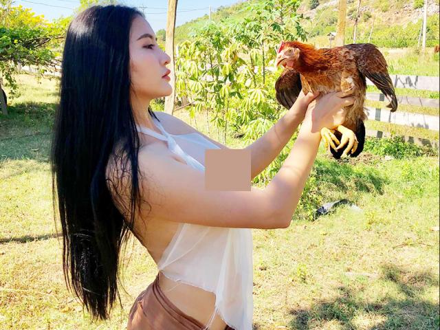 Đời sống Showbiz - "Can Lộ Lộ phiên bản Việt" diện áo mỏng tang chụp ảnh ở chuồng gà gây phẫn nộ