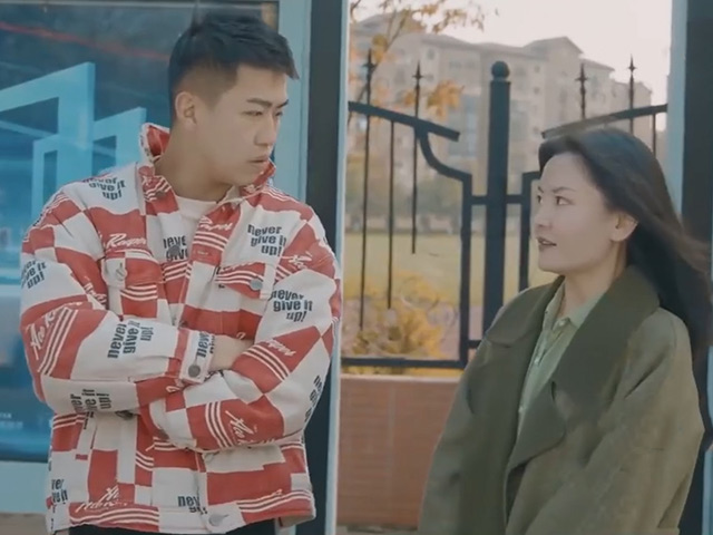 Video Clip Cười - Cô nàng tán tỉnh trai đẹp nơi công cộng nhận ngay cái kết khó đỡ