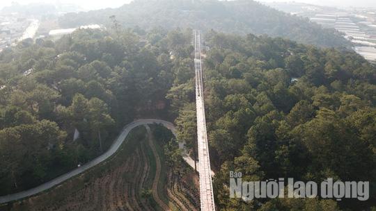 Công trình cầu đáy kính đồ sộ không phép nhìn từ trên cao.