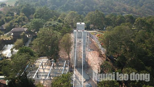 Hàng chục lao động Trung Quốc không được cấp phép được xác định tham gia xây dựng công trình cầu đáy kính trong danh thắng quốc gia Thung lũng Tình yêu.