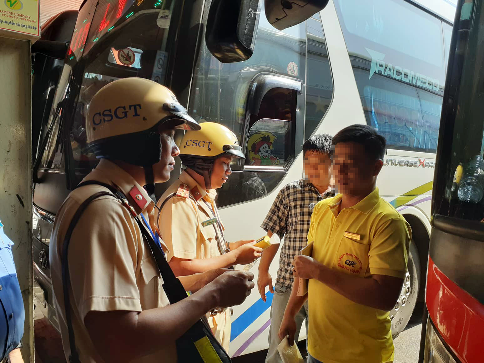 Các tài xế vui vẻ và hợp tác khi CSGT kiểm tra nồng độ cồn