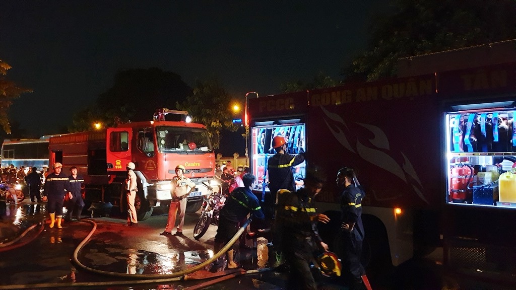 &nbsp;3 xe chữa cháy được huy động đến hiện trường dập tắt ngọn lửa sau đó