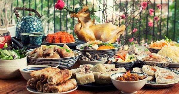 Mâm cỗ cúng Tất niên được mọi người chuẩn bị rất cẩn thận.
