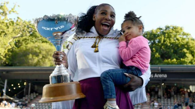 Serena Williams bên con gái ăn mừng chức vô địch ở Auckland