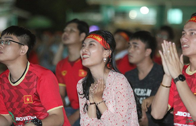 Fan nữ vò đầu bứt tóc vì U23 Việt Nam lỡ chiến thắng trước Jordan - 12