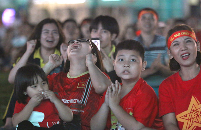 Fan nữ vò đầu bứt tóc vì U23 Việt Nam chia điểm U23 Jordan - 13