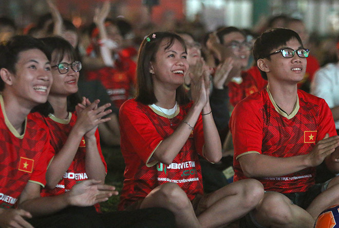 Fan nữ vò đầu bứt tóc vì U23 Việt Nam lỡ chiến thắng trước Jordan - 10