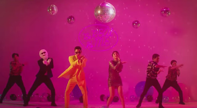 Điệu nhảy múa quạt “quốc dân” năm 2019 - Vinahey cũng được bộ đôi Isaac - Amee cập nhật không sót chi tiết nào.