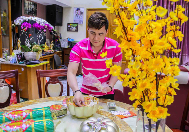 Đón Tết Canh Tý năm nay, Khánh Phương và gia đình chuẩn bị 200 phần quà sức khỏe gồm bánh chưng, giò lụa và Trà Thanh Nhiệt Dr Thanh để biếu tặng người thân, bạn bè