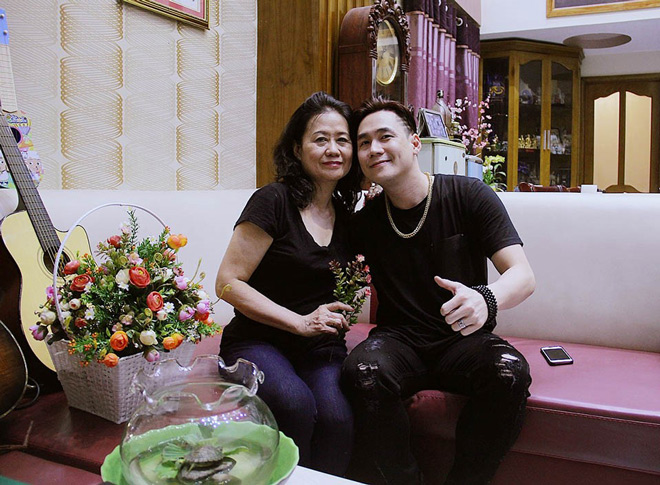 Với Khánh Phương, ca hát là đam mê, còn gia đình là trên hết. Anh chàng luôn dành thời gian chăm sóc sức khỏe bố mẹ với các món quà sức khỏe như Trà Thanh Nhiệt Dr Thanh