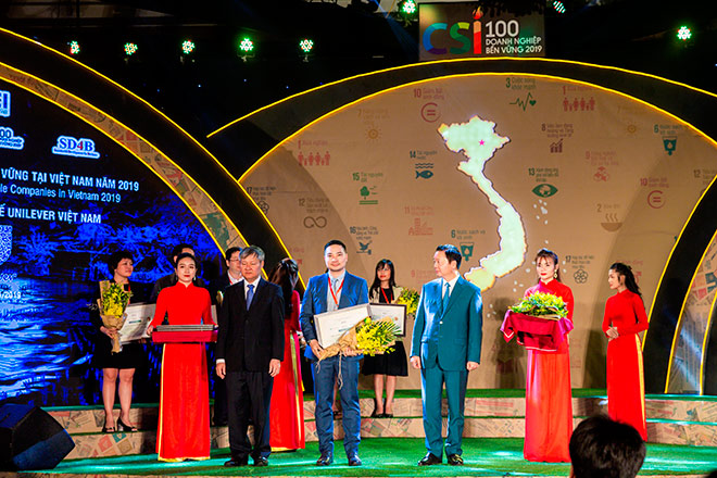 Ông Đỗ Thái Vương, Phó Chủ tịch Phát triển Bền vững &amp; Đối ngoại, đại diện Unilever Việt Nam nhận danh hiệu “Top 10 Doanh nghiệp bền vững” tại Lễ công bố Doanh nghiệp Bền vững Việt Nam năm 2019.