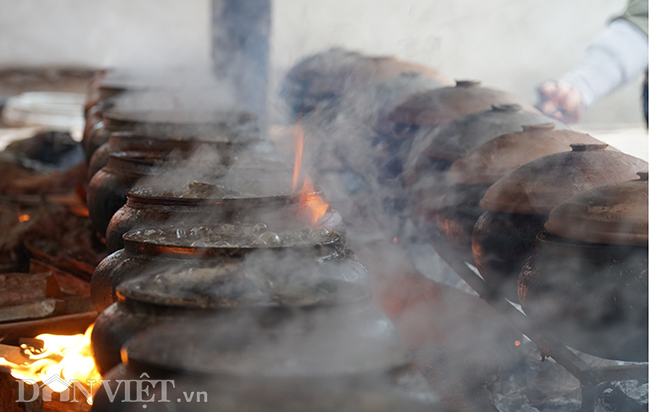 Tuy nhiên, để làm ra một nồi cá kho hoàn chỉnh phải trải qua rất nhiều công đoạn cầu kỳ và người nấu phải thật tỉ mỉ từng công đoạn mới có thể tạo ra nồi cá kho chuẩn vị truyền thống.