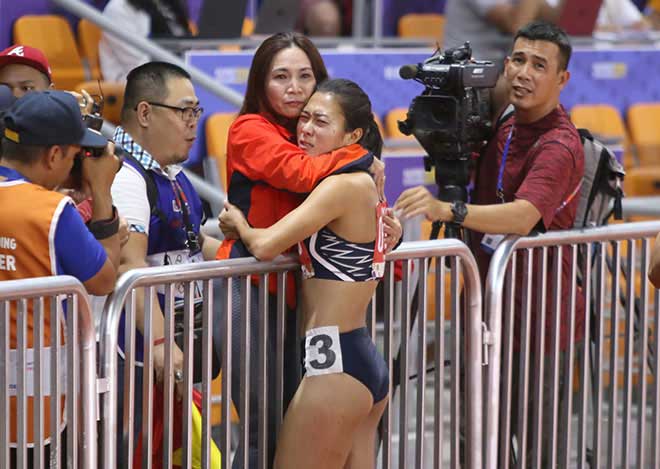 Tú Chinh bật khóc sau khi đánh bại sao nhập tịch&nbsp;gốc Mỹ để giành HCV nội dung 100m nữ ở SEA Games 30