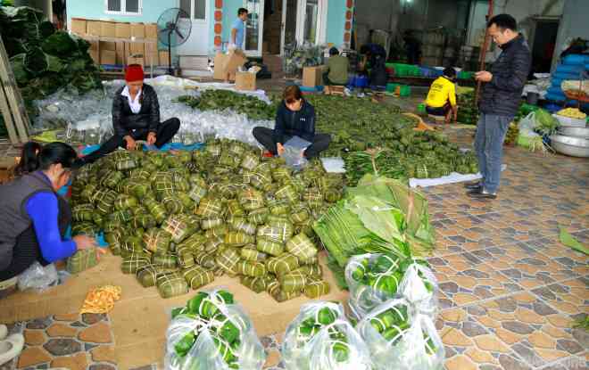 Thời điểm cận Tết Nguyên đán Canh Tý 2020, không khí ở làng nghề gói bánh chưng truyền thống Tranh Khúc (xã Duyên Hà, huyện Thanh Trì, Hà Nội) càng trở nên tấp nập.