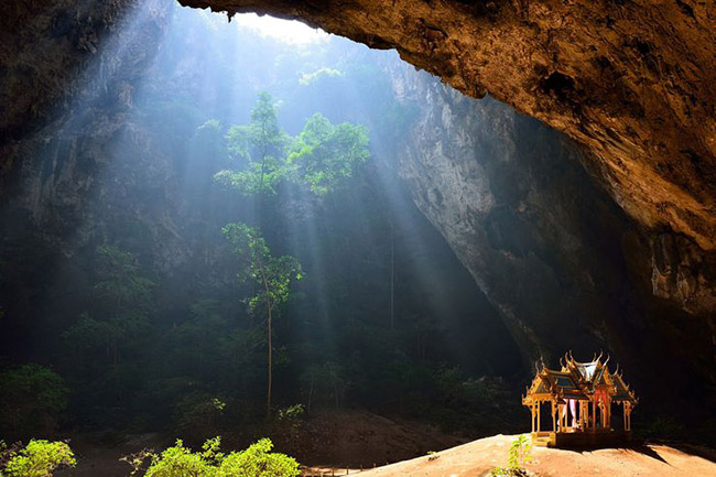 Hang Phyara Nakhon, Thái Lan: Hang Phraya Nakhon, nằm trong công viên quốc gia Khao Sam Roi Yot, ở đây có một ngôi đền tuyệt đẹp nép mình bên trong một hang động, được bao quanh bởi thảm thực vật tươi tốt với giếng trời tự nhiên vô cùng ấn tượng.

