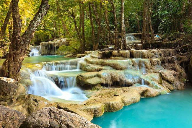 Vườn quốc gia Erawan, Thái Lan: Công viên quốc gia Erawan là một trong những địa điểm được ghé thăm nhiều nhất ở nước này, với phong cảnh tuyệt đẹp và những thác nước được cho là giống với một con voi 3 đầu thần thoại.
