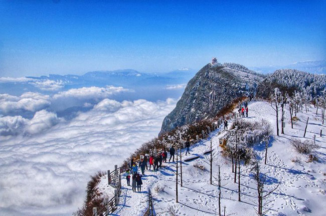 Mount Emei, Trung Quốc: Bạn đã bao giờ muốn sống trong những đám mây? Tại điểm đến tuyệt vời này, giấc mơ đó sẽ trở thành hiện thực. Hãy sẵn sàng cho một trải nghiệm sẽ đưa bạn lên 3080 mét trên mực nước biển, hoàn toàn theo nghĩa đen trên những đám mây.
