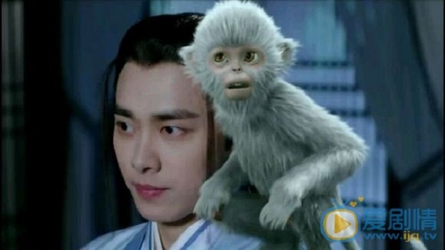 Xét về độ &#34;ảo&#34; của kỹ xảo, &#34;Tru tiên&#34; chẳng hề thua kém &#34;Hoa thiên cốt&#34; hay &#34;Thục sơn chiến kỷ&#34;. Có lẽ, vì cùng thuộc thể loại tiên kiếm&nbsp;nên kỹ xảo cả ba bộ phim đều &#34;hư ảo&#34; như nhau. Chú khỉ 2D này cũng đáng yêu chẳng kém Đường Bảo của &#34;Hoa thiên cốt&#34; đâu nhé! Nhìn qua đã biết ngay là giả rồi!