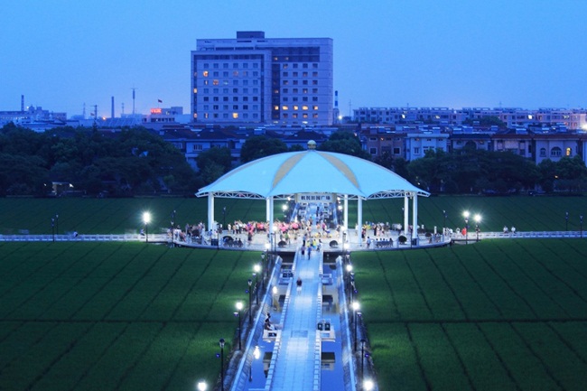 Mới đây, tại làng Hangmin (Hàng Châu, Chiết Giang, Trung Quốc), mỗi cư dân trong làng được nhận một miếng vàng và miếng bạc.