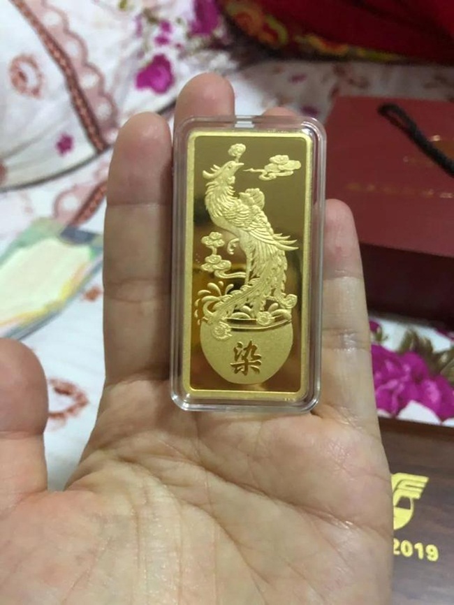 Các miếng vàng và bạc có hình phượng hoàng ở mặt trước và chữ "kỷ niệm 40 năm thành lập làng Hangmin" được khắc ở mặt sau.