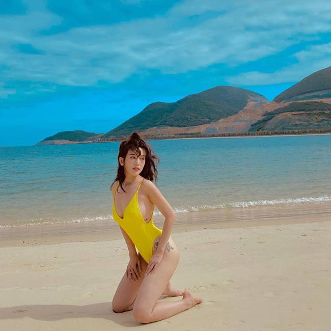 Mỹ nhân Việt đua nhau xác lập kỷ lục có vòng eo con kiến, Sĩ Thanh không ngoại lệ khi chạm ngưỡng 56cm và latex cũng là cách của cô.
