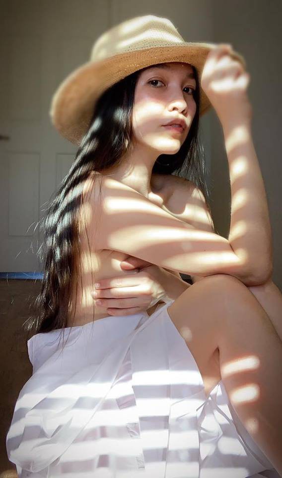 Hiền Thục từng chia sẻ hình ảnh bán nude gợi cảm, đầy táo bạo. Nữ ca sĩ khéo léo dùng tay che phần ngực nhưng nóng bỏng hết nấc trong bức ảnh bán khoả thân, khoe thân hình nuột nà.
