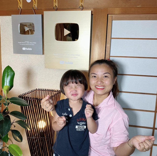 Quỳnh Trần và bé Sa nổi lên như một hiện tượng mạng, sau những clip ăn uống, trò chuyện gần gũi với người xem.