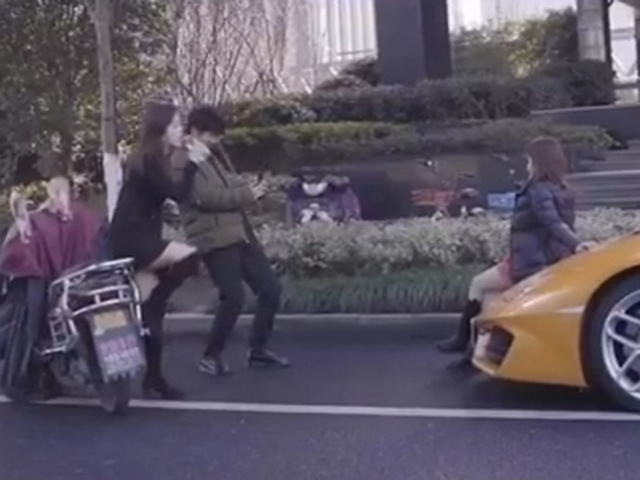 Video Clip Cười - Các thanh niên "sĩ gái" nhận ngay cái kết tái mặt